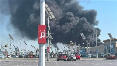 ألسنة لهب ودخان كثيف.. مقاطع جديدة لحريق كارفور الإسكندرية | فيديو وصور 