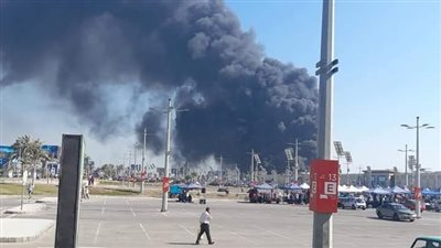 الدفع بسيارات إسعاف وإطفاء لموقع حريق كارفور الإسكندرية 