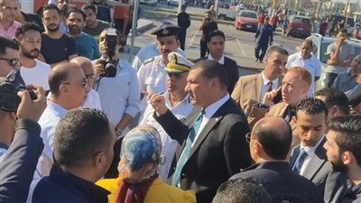 محافظ الإسكندرية ومدير الأمن يتفقدان موقع حريق كارفور | صور