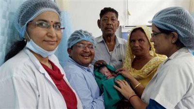 بعد زواج 54 عاما.. هنديان ينجبان طفلهما بعمر الـ70