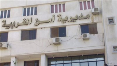 اشتبهوا في مشيته.. أهالي المحلة يلقنون شخصا يرتدي نقابا علقة موت