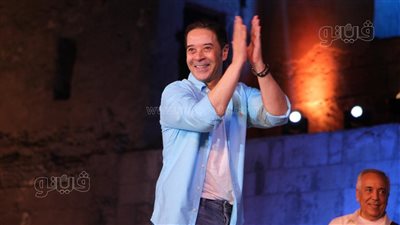 مدحت صالح يرفع شعار 