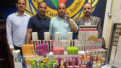 ضبط 220 علبة سجائر و110 شيش إليكترونية بحوزة راكب بمطار سوهاج