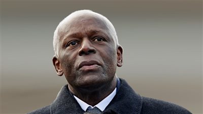 بعد شهر من النزاع على مكان دفنه.. جثمان رئيس أنجولا السابق يعود لبلاده| صور