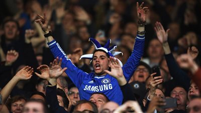 تشيلسي يعاقب مشجعا أساء لمهاجم الفريق المنافس