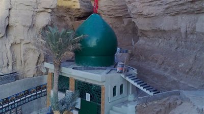 إنقاذ 8 أشخاص في انهيار مزار الإمام علي بالعراق 