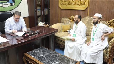 محافظ المنوفية يفحص شكاوى المواطنين 