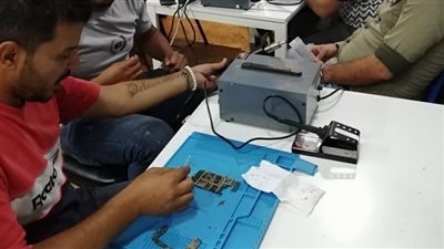 مكافحة الإدمان يدرب دفعة جديدة من المتعافين على صيانة الهاتف المحمول | صور 