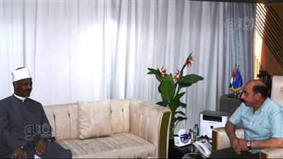 محافظ أسوان يلتقي رئيس الإدارة المركزية للمنطقة الأزهرية