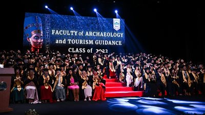 جامعة مصر للعلوم والتكنولوجيا تنظم حفلًا ضخمًا لتخريج دفعة جديدة من كلية الآثار | صور