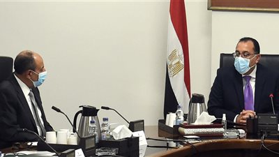 مدبولي يبحث مع وزير الطيران المدني تشغيل منظومة الطيران منخفض التكاليف