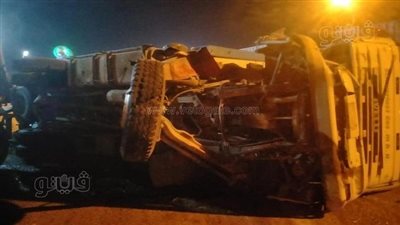 إعادة فتح الطريق الإقليمي في الشرقية بعد رفع آثار انقلاب شاحنة | صور