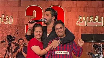 لفتة إنسانية لامست القلوب.. مصطفى حجاج يصطحب اثنين من ذوي الهمم للمسرح