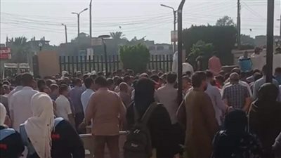 أهالي سمالوط يشيعون جثامين طبيب وزوجته وابنه لقوا مصرعهم في حادث تصادم