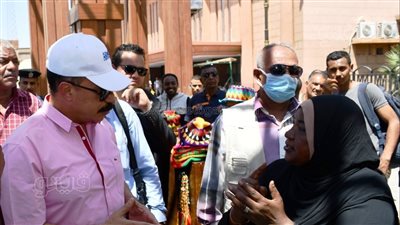 محافظ أسوان: أنا مش نازل السوق السياحي علشان مصالح البائعين والمواطنين تتعطل | صور