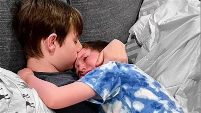 أخبره الأطباء بانتصار السرطان عليه وقرب وفاته.. صورة تفطر القلوب لعناق وداع بين شقيقين