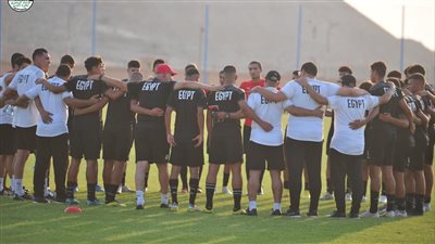 منتخب مصر للناشئين يخضع لمسحة كورونا فور وصوله الجزائر