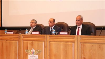 وزير الطيران يشهد حفل تخريج دفعة جديدة من كلية المراقبة الجوية