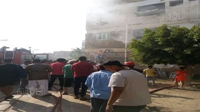 ألسنة لهب ودخان كثيف.. 12 صورة ترصد حريق شقة سكنية بالشرقية