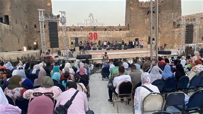 الأسر تتصدر.. حضور جماهيري كبير في الليلة السادسة من مهرجان القلعة | فيديو