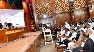 محافظ أسوان يشدد على الالتزام بترشيد استهلاك الكهرباء داخل المنشآت الحكومية 