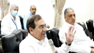 سر ارتداء وزير البترول وقيادات الشركات ملابس بيضاء أثناء زيارة الحقول 