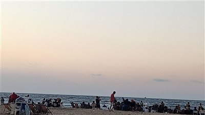 أرخص داي يوز في جمصة.. قعدة البحر متتعوضش وهتشتري أحلى الحلويات| فيديو وصور