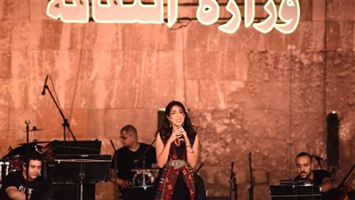 مي كمال تهدي والدتها عفاف راضي ميدلي بأشهر أغانيها في مهرجان القلعة|فيديو وصور