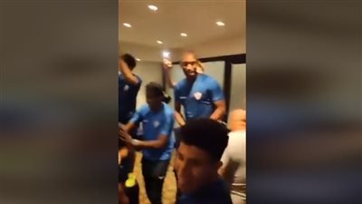 على الدوري كله يرقص.. شاهد احتفالات لاعبي الزمالك وفيريرا بالدرع رقم 14