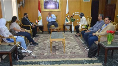 محافظ الوادي الجديد يلتقي وفدي التجارة والصناعة وWE للاتصالات