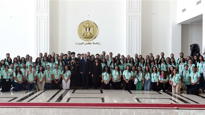 مدبولي والشباب المشاركين