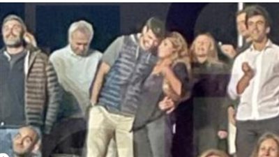 قبلات وأحضان.. أول فيديو لبيكيه وحبيبته الجديدة بعد ظهورهما للعلن