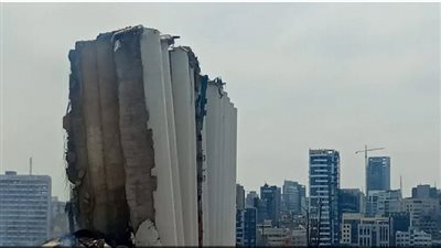 شاهد.. لحظة انهيار الجزء الشمالي من صوامع الحبوب بمرفأ بيروت