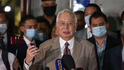 السجن 12 عاما لرئيس وزراء ماليزيا السابق نجيب رزاق بتهمة الاختلاس