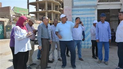 محافظ الوادي الجديد يتابع تطوير الأسواق بمدينة الخارجة والخدمات الصحية