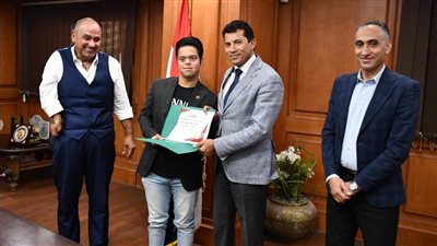 وزير الرياضة يكرم بعثة مصر بعد تسجيل رقم جديد في عبور المانش