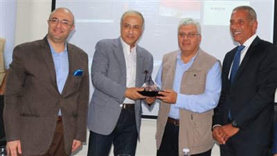 وزير التعليم العالي يشيد بإمكانيات وتجهيزات جامعة النهضة 