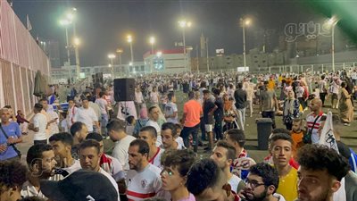توافد مئات المشجعين من جماهير الزمالك على النادي لمشاهدة المباراة| فيديو وصور