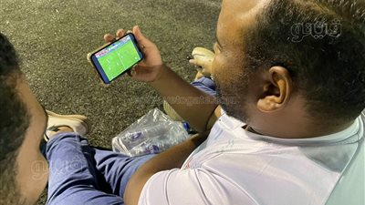 جماهير الزمالك تشاهد المباراة بالهاتف المحمول | صور