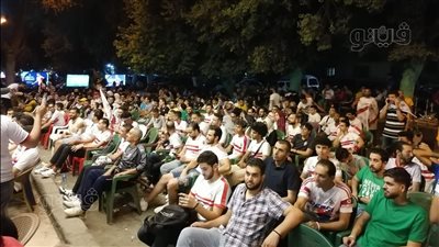 المقاهي كاملة العدد لمشاهدة مباراة الزمالك والاتحاد من المهندسين| صور