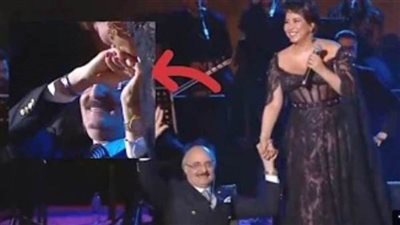 طبيب شيرين عبد الوهاب يكشف تفاصيل تقبيلها يده في مهرجان قرطاج| فيديو