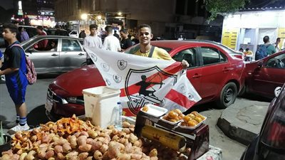  بائع تين شوكي يحتفل بفوز الزمالك بالدوري |صور 