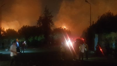 معاينة النيابة تكشف سبب حريق مخزن كبير للأخشاب في حلوان 