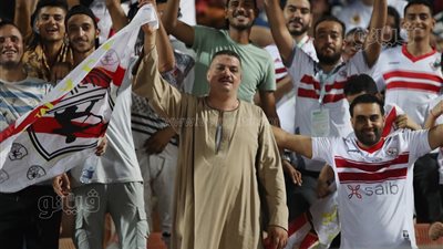 الجماهير تحتفل بالدوري بالجلابية وعلم الزمالك | صور 