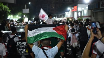 جماهير الزمالك ترفع أعلام الدول العربية احتفالا بالتتويج بالدوري | صور