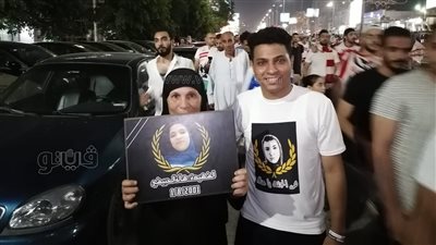 والدة وشقيق أصغر ضحايا الدفاع الجوي يحتفلان بالدوري وسط جماهير الزمالك | فيديو
