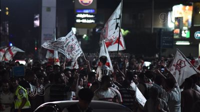 بالأعلام والشماريخ.. استمرار احتفالات جماهير الزمالك بالمهندسين |صور