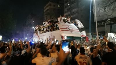  وصول أتوبيس لاعبي الزمالك لمقر النادي للاحتفال مع الجماهير بدرع الدوري| صور