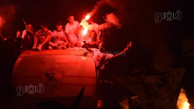 شيكابالا يحتفل بالألعاب النارية بعد تتويج الزمالك بدرع الدوري| صور
