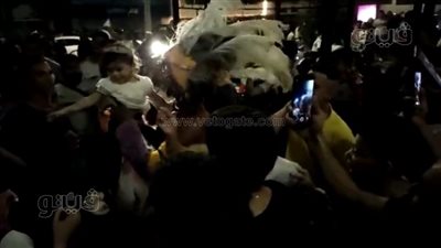 بالزي الأفريقي.. مشجعان يحتفلان مع جماهير الزمالك بالرقص والأغاني| فيديو